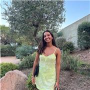 Étudiante proposant de l’aide aux devoirs jusqu’au collège